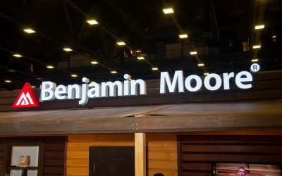 Световая вывеска для выставки Benjamin moore
