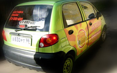 Оклейка автомашины  дэу матиз пленками с полноцветной печатью для PIZZA OLLIS