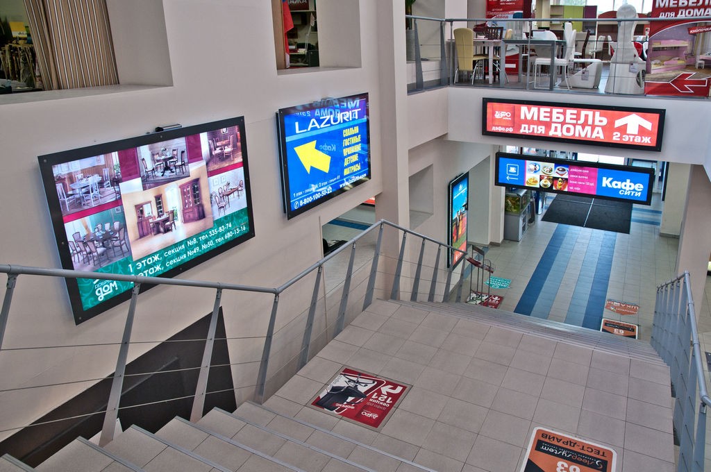 Рекламное торговых центров. Рекламные экраны в торговых центрах. Reklamniye ekrani v torgovix Sentrax. Экран в торговом центре. Реклама на мониторах в торговых центрах.